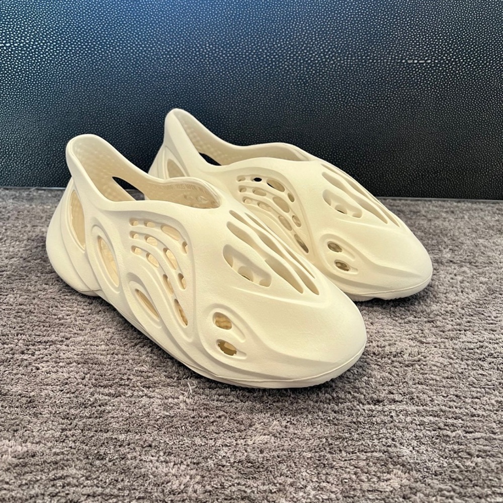 ✨NEW✨Adidas Yeezy Foam RNNR
Ararat (2020/2022)